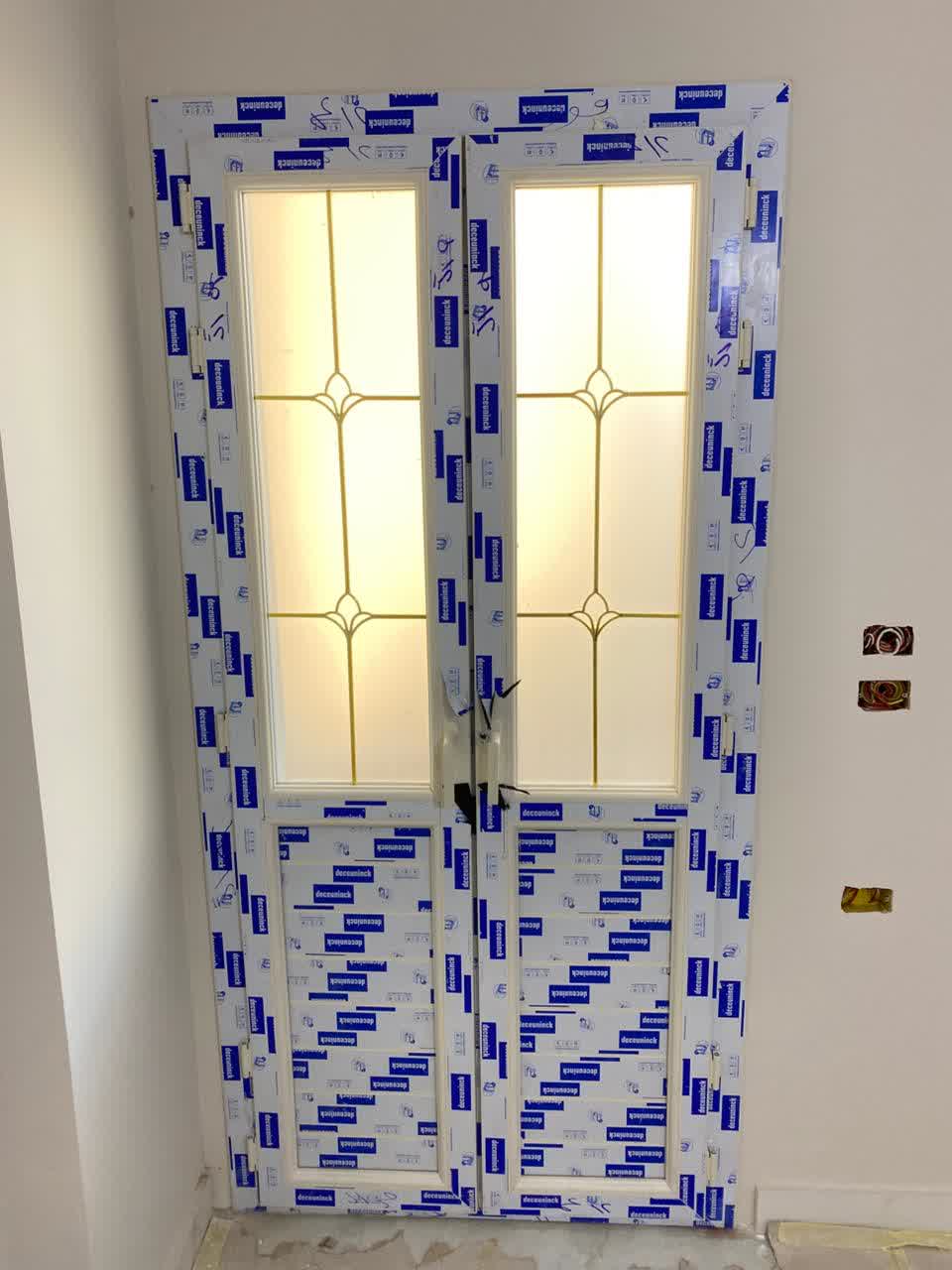 باب مفصلي ، ضلفتين ، قطاع ديكونيك يو بي في سي ، زجاج دبل مع جورجيا دهبي ، لون الباب أبيض