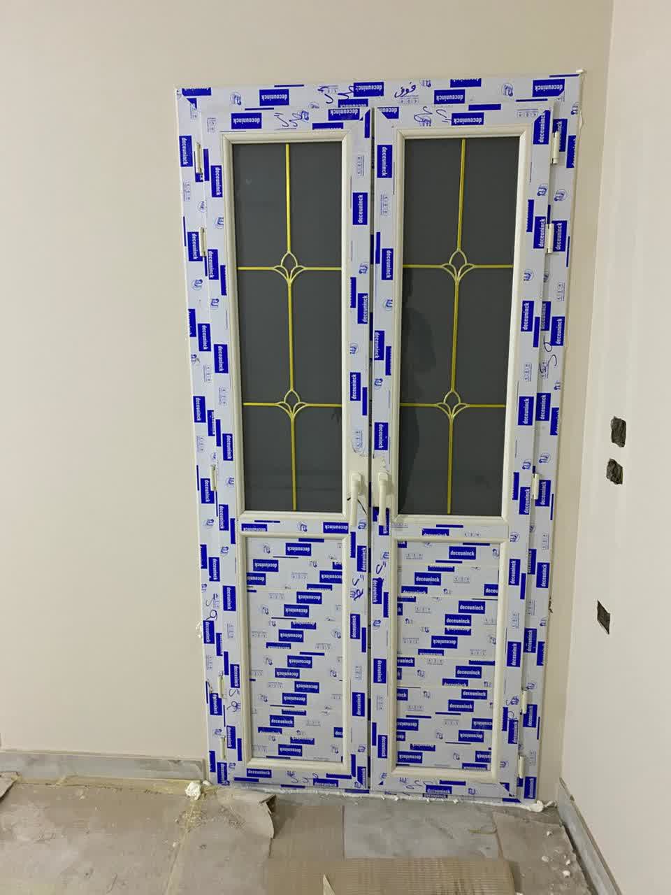 باب مفصلي ، ضلفتين ، قطاع ديكونيك يو بي في سي ، زجاج دبل مع جورجيا دهبي ، لون الباب أبيض