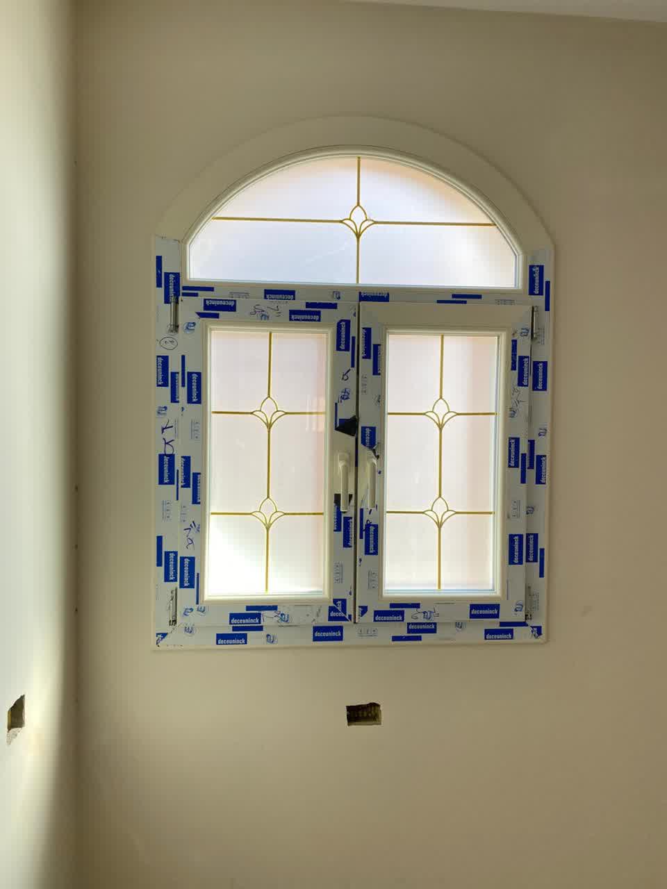 شباك مفصلي ، 2 ضلفة مع آرش ، قطاع ديكونيك يو بي في سي ، زجاج دبل مع جورجيا دهبي ، لون الشباك أبيض