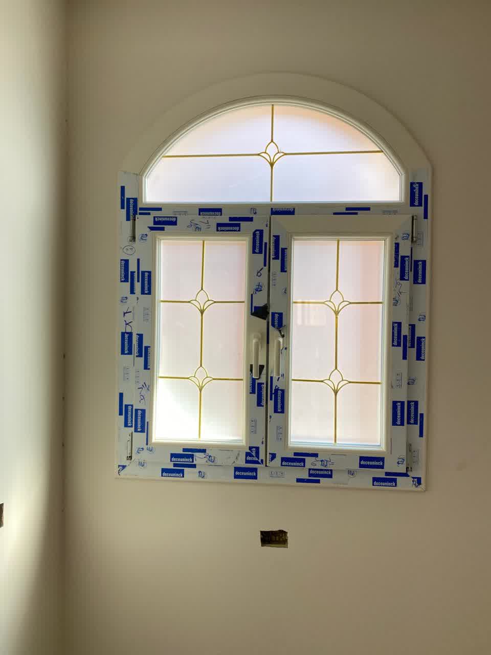 شباك مفصلي ، 2 ضلفة مع آرش ، قطاع ديكونيك يو بي في سي ، زجاج دبل مع جورجيا دهبي ، لون الشباك أبيض