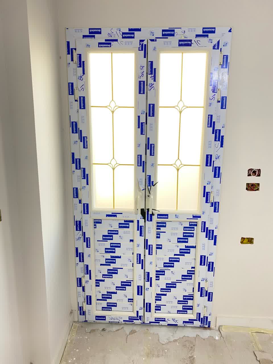 باب مفصلي ، 2 ضلفة ، قطاع ديكونيك يو بي في سي ، زجاج دبل مع جورجيا دهبي ، لون الباب أبيض