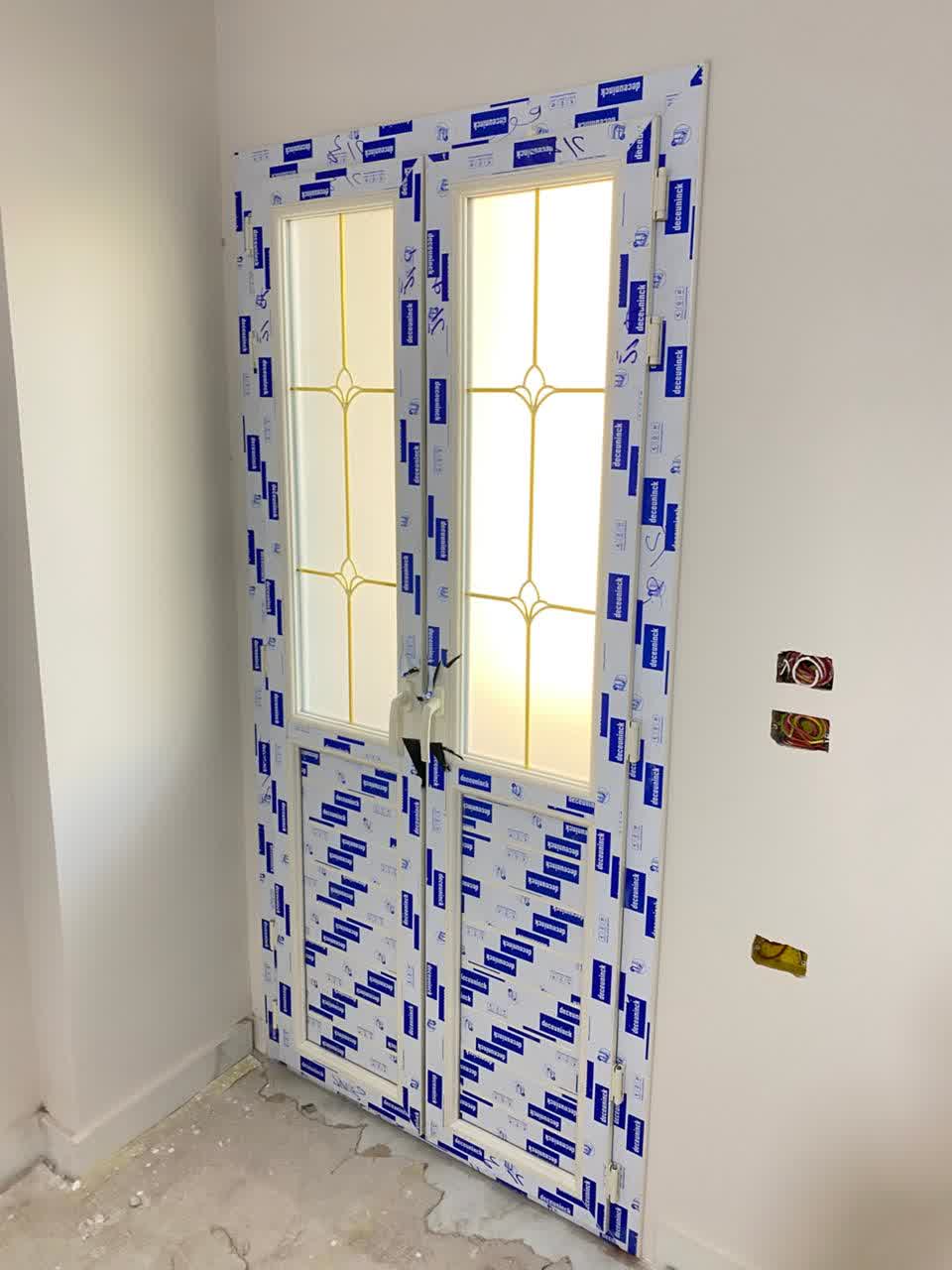 باب مفصلي ، 2 ضلفة ، قطاع ديكونيك يو بي في سي ، زجاج دبل مع جورجيا دهبي ، لون الباب أبيض