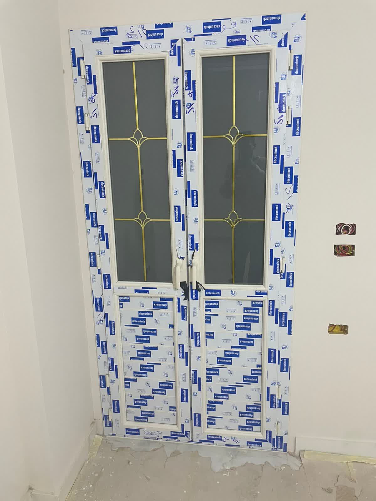 باب بلكونة مفصلي ، 2 ضلفة ، قطاع ديكونيك يو بي في سي ، زجاج دبل مع جورجيا دهبي ، لون الباب أبيض