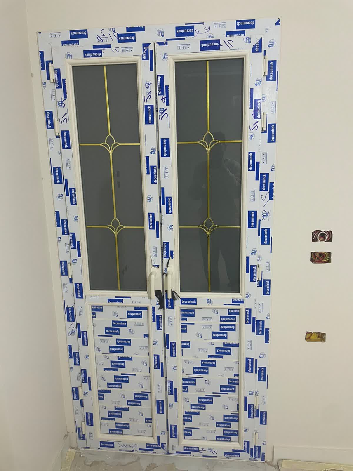 باب بلكونة مفصلي ، 2 ضلفة ، قطاع ديكونيك يو بي في سي ، زجاج دبل مع جورجيا دهبي ، لون الباب أبيض