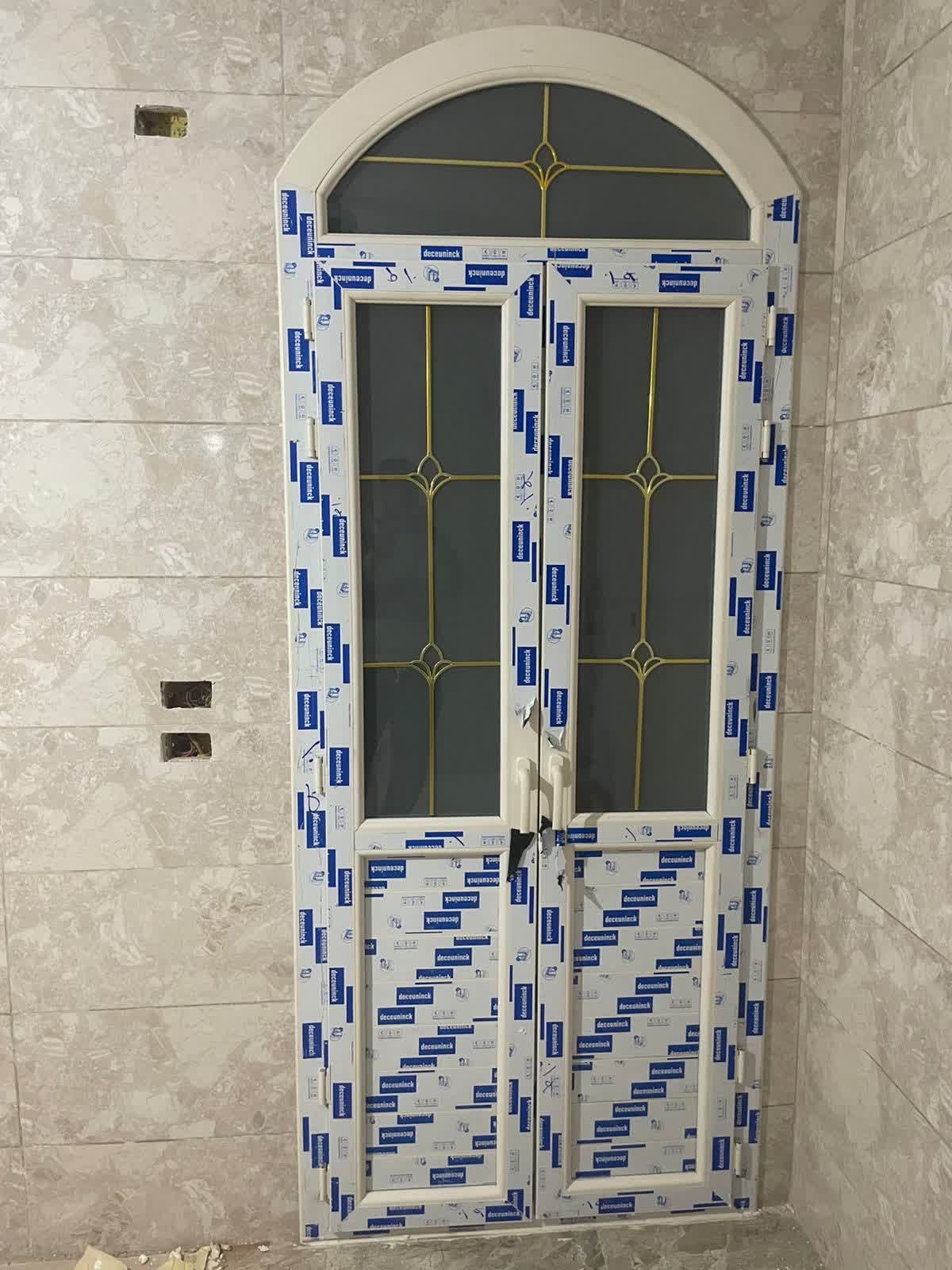 باب مفصلي ، 2 ضلفة مع آرش ، قطاع ديكونيك يو بي في سي ، زجاج دبل مع جورجيا دهبي ، لون الباب أبيض