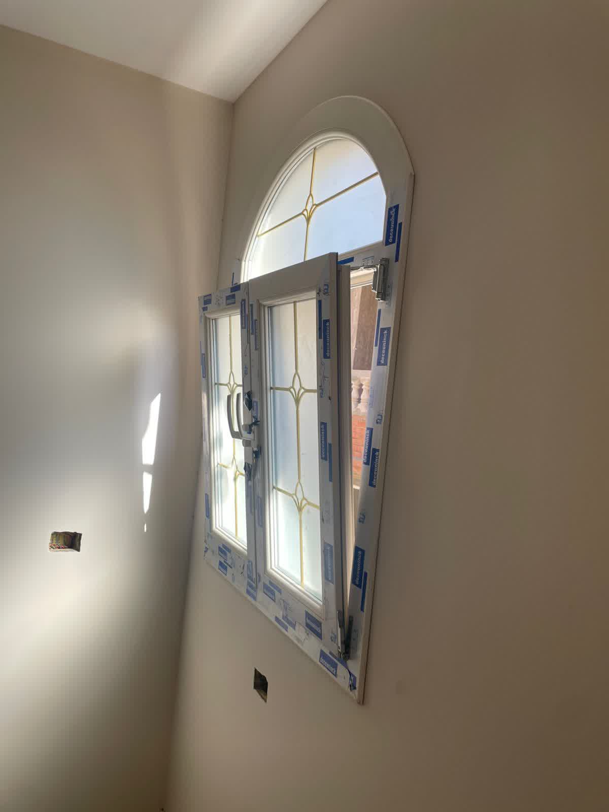 شباك مفصلي قلاب ، 2 ضلفة مع آرش ، قطاع ديكونيك يو بي في سي ، زجاج مزدوج مع جورجيا ذهبي ، لون الشباك أبيض