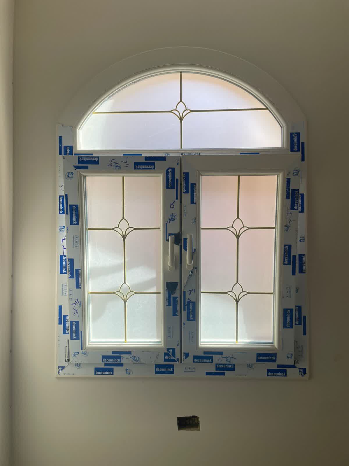 شباك مفصلي قلاب ، 2 ضلفة مع آرش ، قطاع ديكونيك يو بي في سي ، زجاج مزدوج مع جورجيا ذهبي ، لون الشباك أبيض