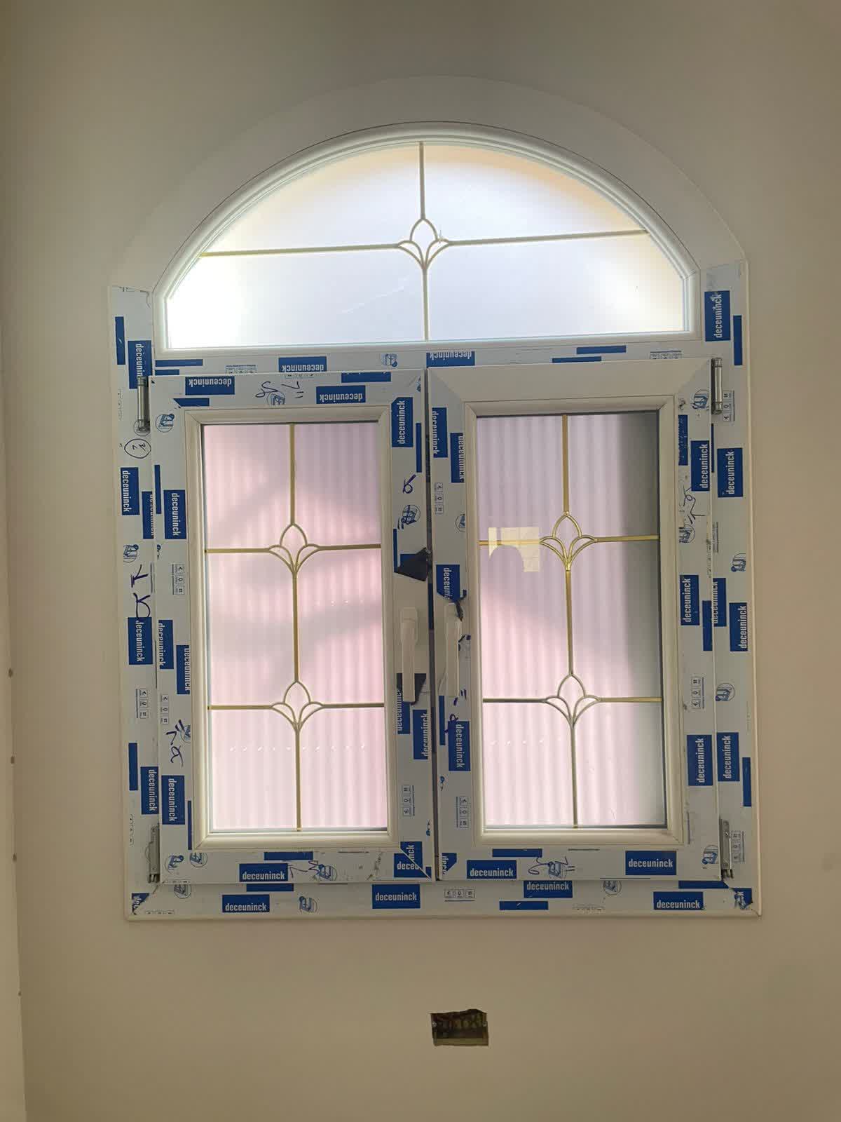 شباك مفصلي قلاب ، 2 ضلفة مع آرش ، قطاع ديكونيك يو بي في سي ، زجاج مزدوج مع جورجيا ذهبي ، لون الشباك أبيض