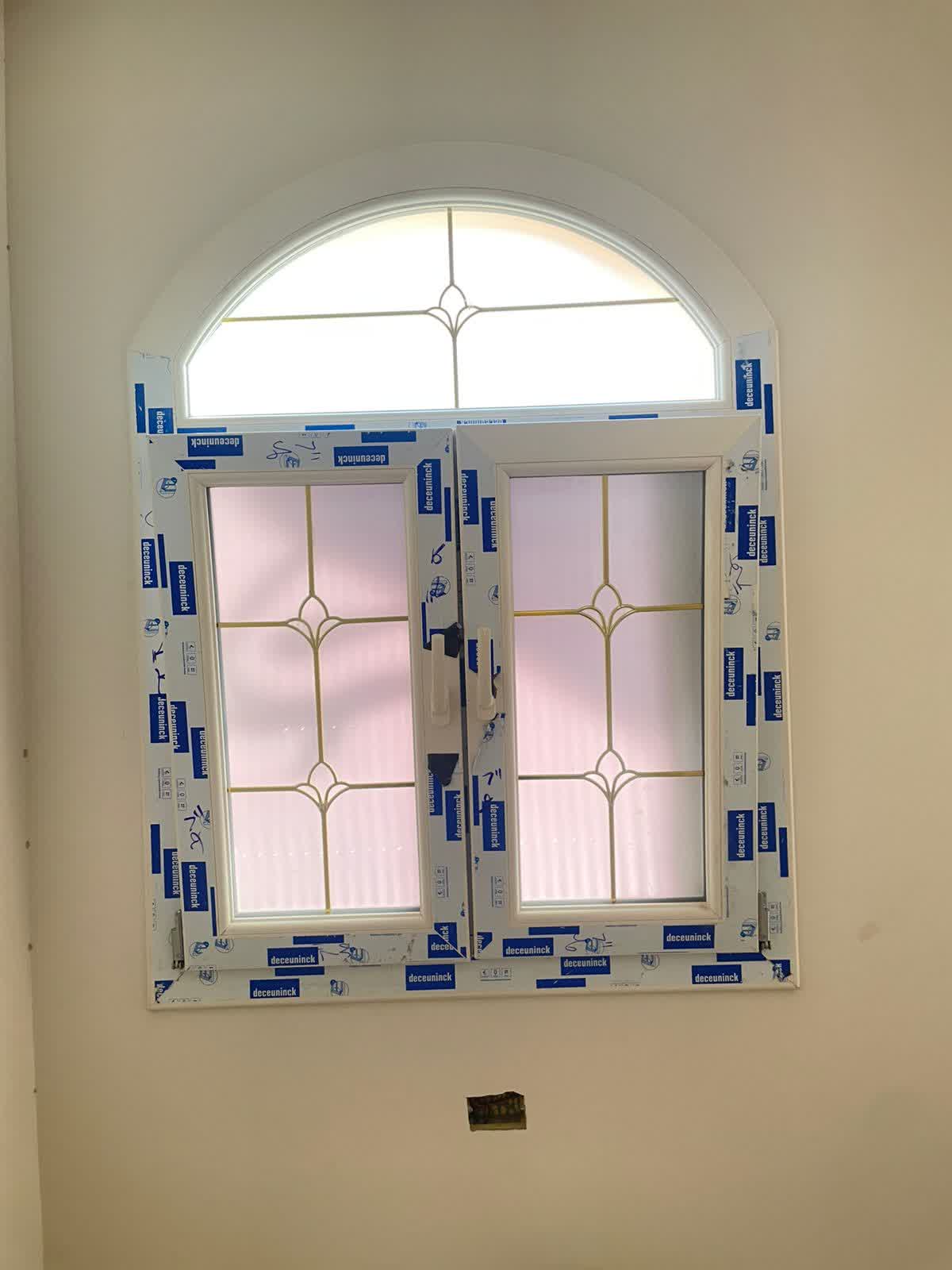 شباك مفصلي قلاب ، 2 ضلفة مع آرش ، قطاع ديكونيك يو بي في سي ، زجاج مزدوج مع جورجيا ذهبي ، لون الشباك أبيض