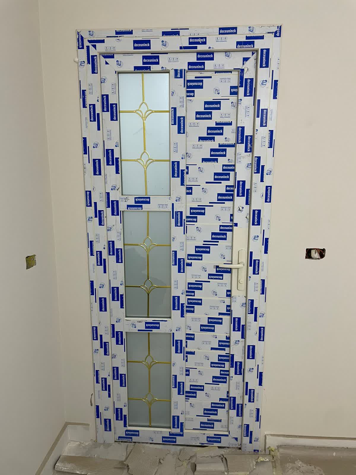 باب مفصلي ، ضلفة واحدة ، قطاع ديكونيك يو بي في سي ، زجاج دبل مع جورجيا دهبي ، لون أبيض أنيق