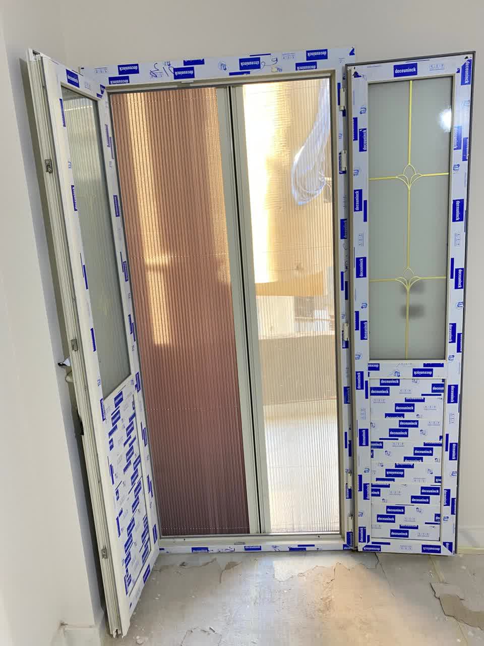 باب بلكونة مفصلي مفتوح ، 2 ضلفة ، قطاع ديكونيك يو بي في سي ، زجاج دبل مع جورجيا دهبي ، لون أبيض أنيق ، مع سلك بليسيه للحماية من الناموس والحشرات مع الحصول على تهوية