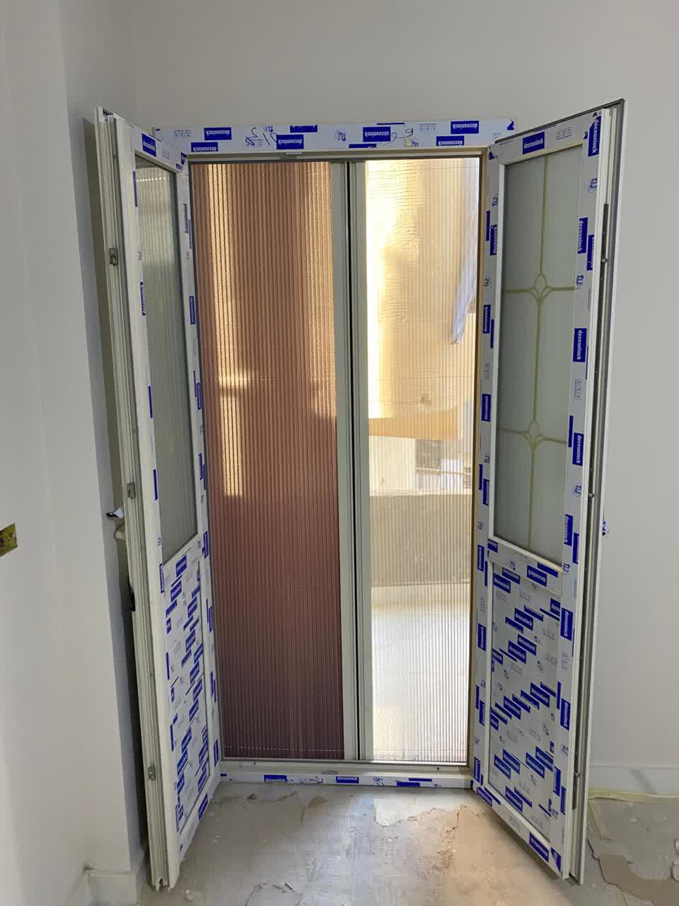 باب بلكونة مفصلي مفتوح ، 2 ضلفة ، قطاع ديكونيك يو بي في سي ، زجاج دبل مع جورجيا دهبي ، لون أبيض أنيق ، مع سلك بليسيه للحماية من الناموس والحشرات مع الحصول على تهوية