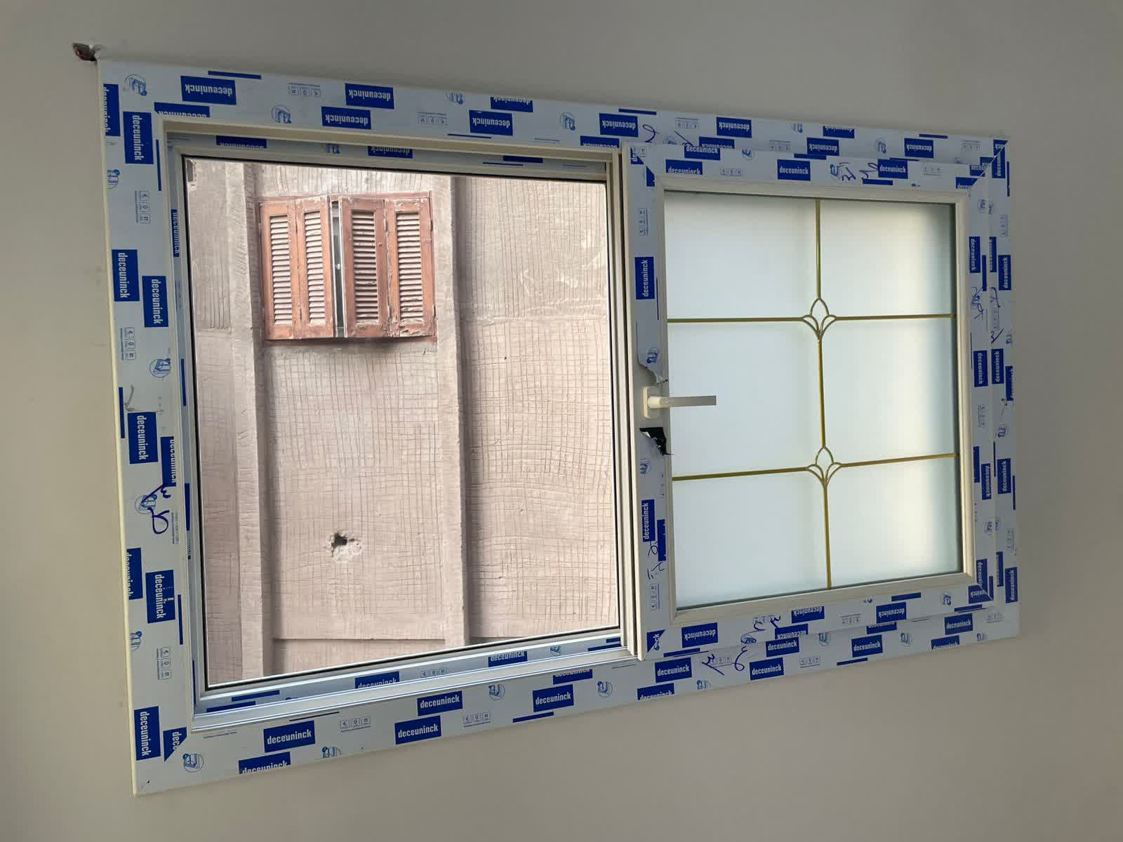 شباك جرار مفتوح ، ضلفتين ، قطاع ديكونيك يو بي في سي ، زجاج دبل بجورجيا دهبي ، لونه أبيض جميل