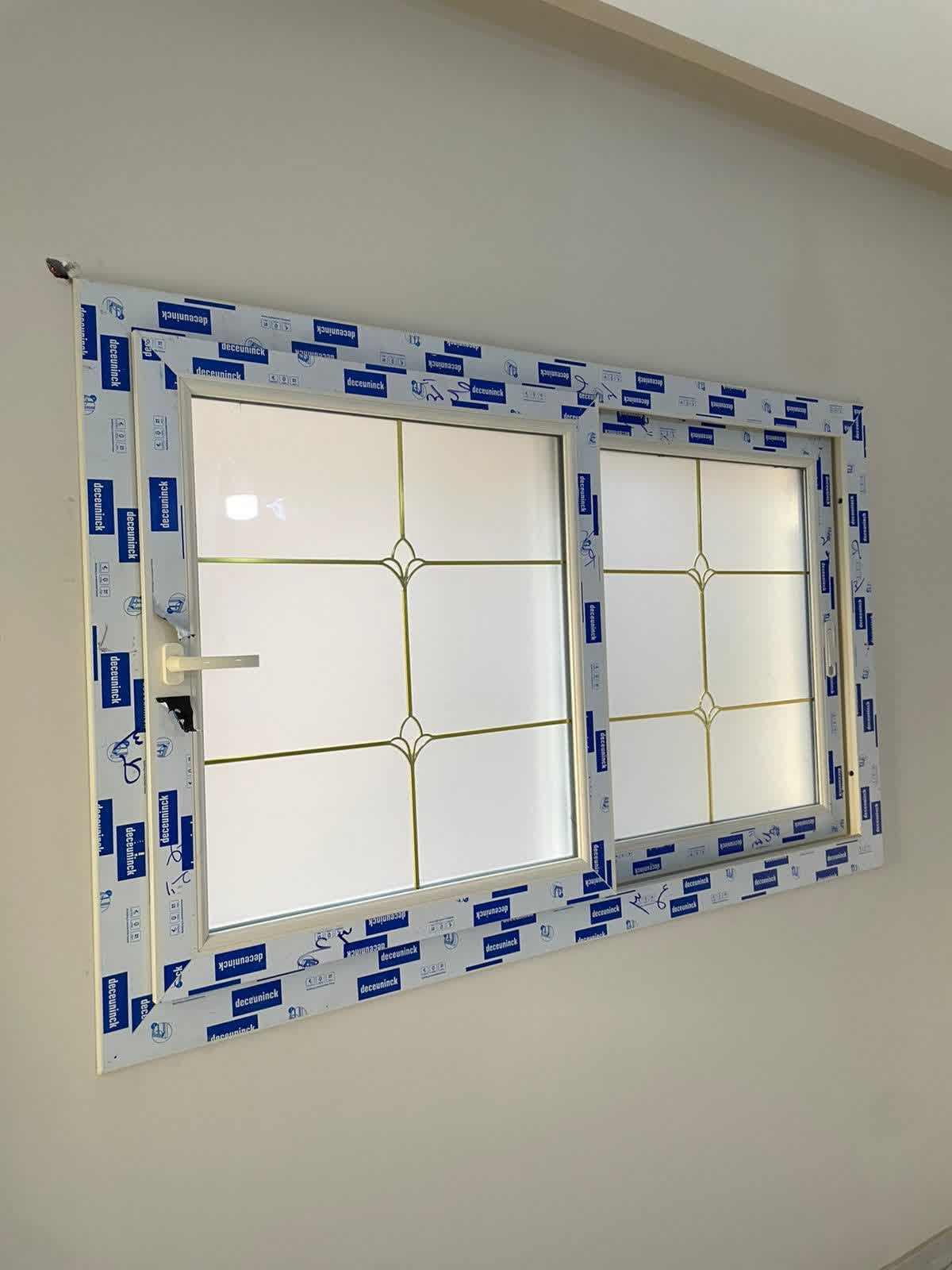 شباك جرار ، ضلفتين ، قطاع ديكونيك يو بي في سي ، زجاج دبل بجورجيا دهبي ، لونه أبيض جميل