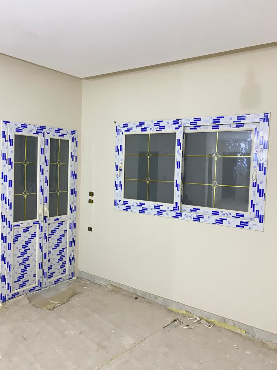 شباك جرار بضلفتين و باب مفصلي بضلفتين ، قطاع ديكونيك يو بي في سي ، زجاج دبل داخله جورجيا دهبي ، لون القطاع أبيض جميل