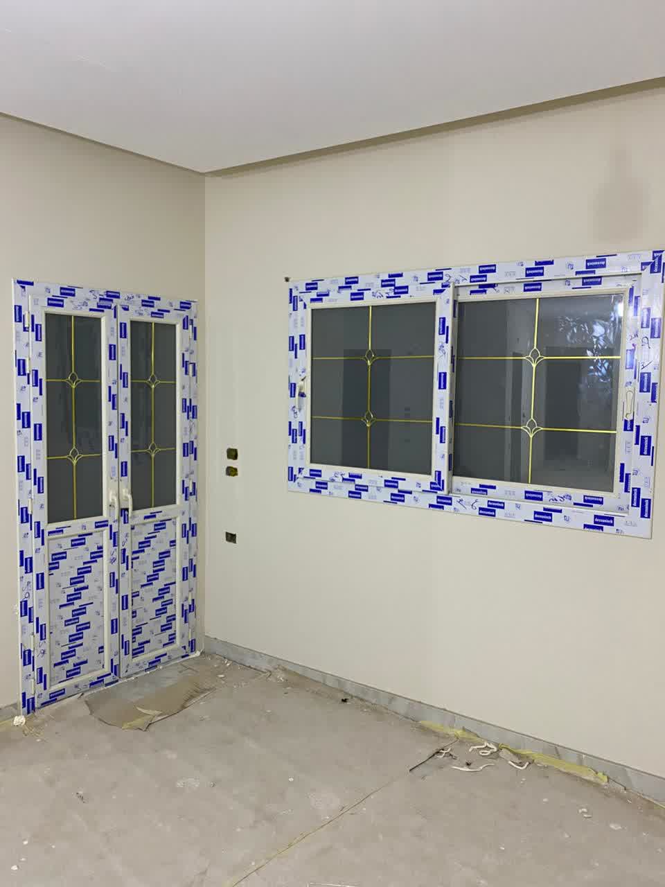 شباك جرار بضلفتين و باب مفصلي بضلفتين ، قطاع ديكونيك يو بي في سي ، زجاج دبل داخله جورجيا دهبي ، لون القطاع أبيض جميل