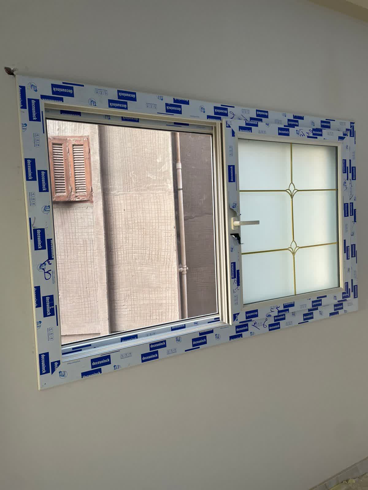 شباك جرار مفتوح ، ضلفتين ، قطاع ديكونيك يو بي في سي البلجيكي ، قزاز دبل بجورجيا دهبي ، لونه أبيض جميل