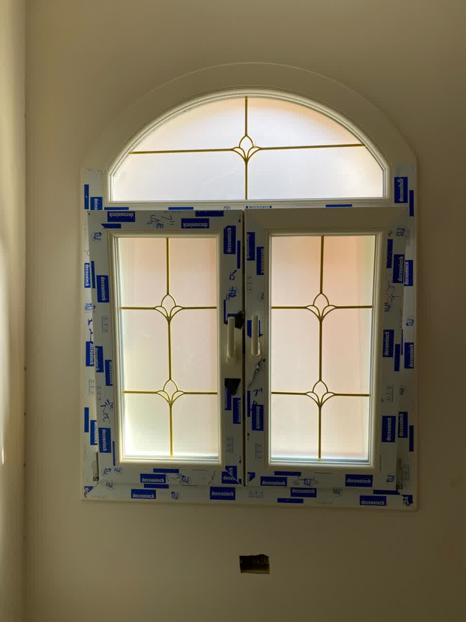 شباك مفصلي ، به 2 ضلفة مع آرش ، قطاع ديكونيك يو بي في سي البلجيكي ، قزاز دبل بجورجيا دهبي ، لونه أبيض جميل