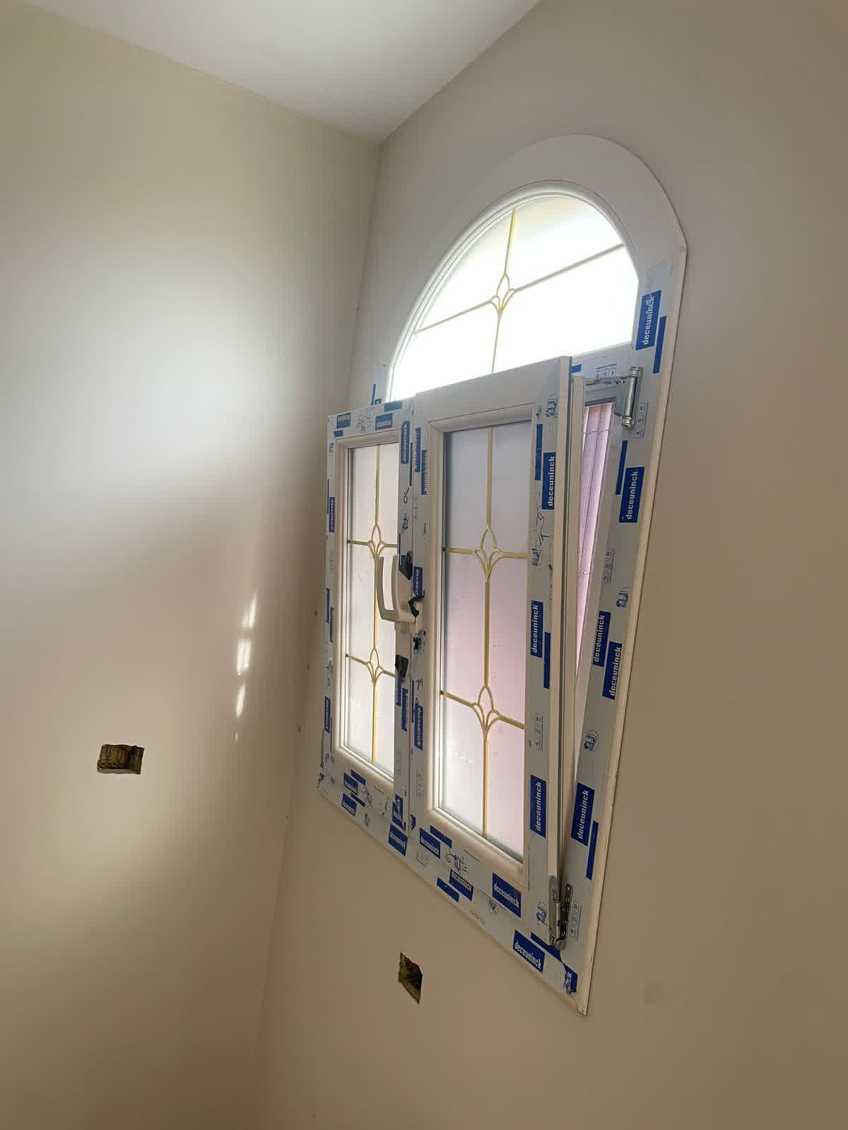 شباك مفصلي قلاب ، به 2 ضلفة مع آرش ، قطاع ديكونيك يو بي في سي البلجيكي ، قزاز دبل بجورجيا دهبي ، لونه أبيض جميل