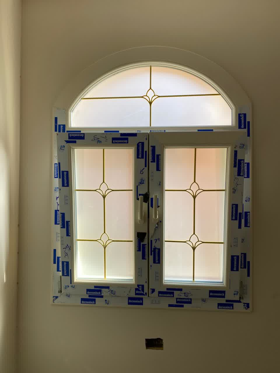 شباك مفصلي قلاب ، به 2 ضلفة مع آرش ، قطاع ديكونيك يو بي في سي البلجيكي ، قزاز دبل بجورجيا دهبي ، لونه أبيض جميل