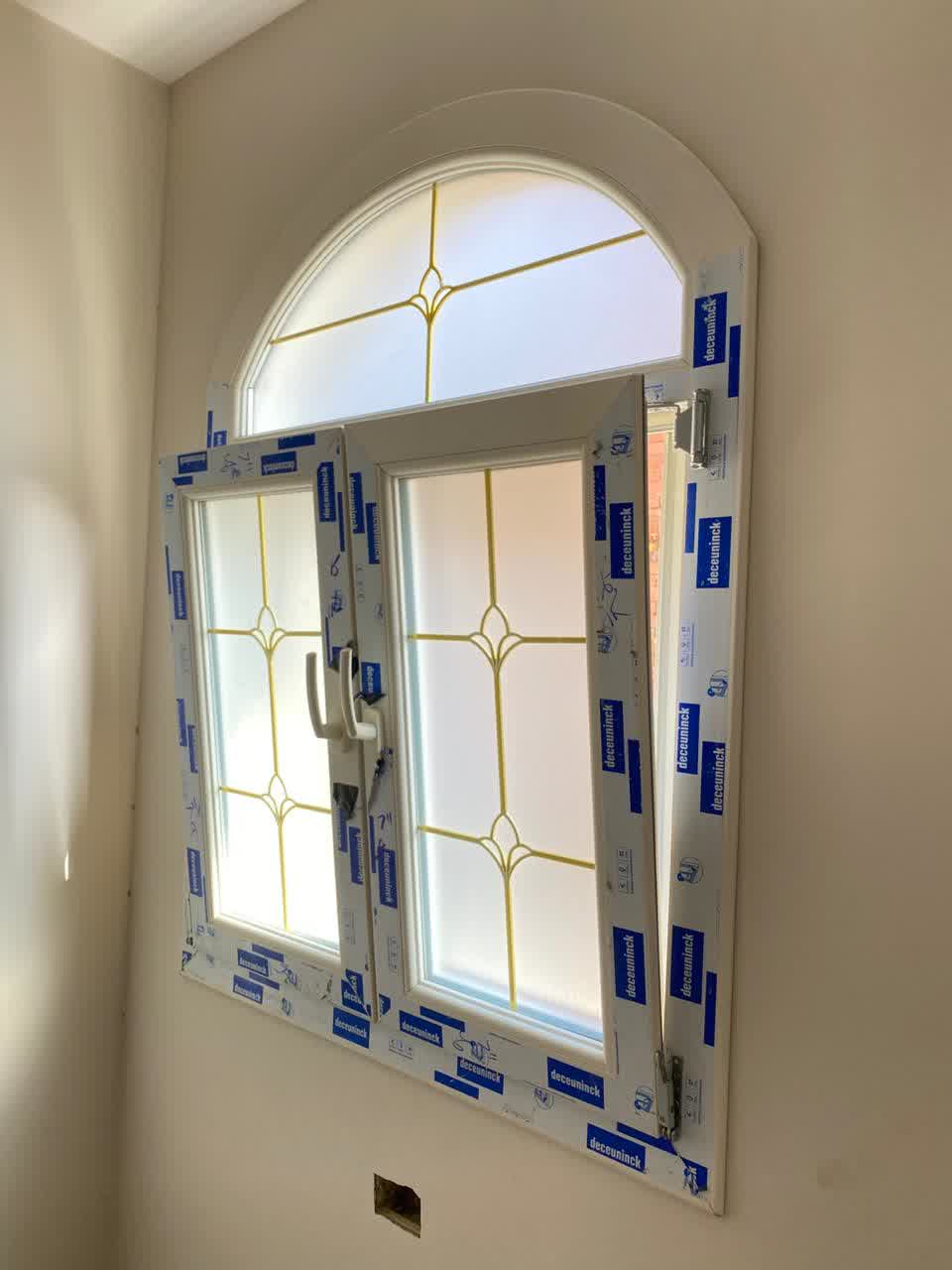 شباك مفصلي قلاب ، به 2 ضلفة مع آرش ، قطاع ديكونيك يو بي في سي البلجيكي ، قزاز دبل بجورجيا دهبي ، لونه أبيض جميل