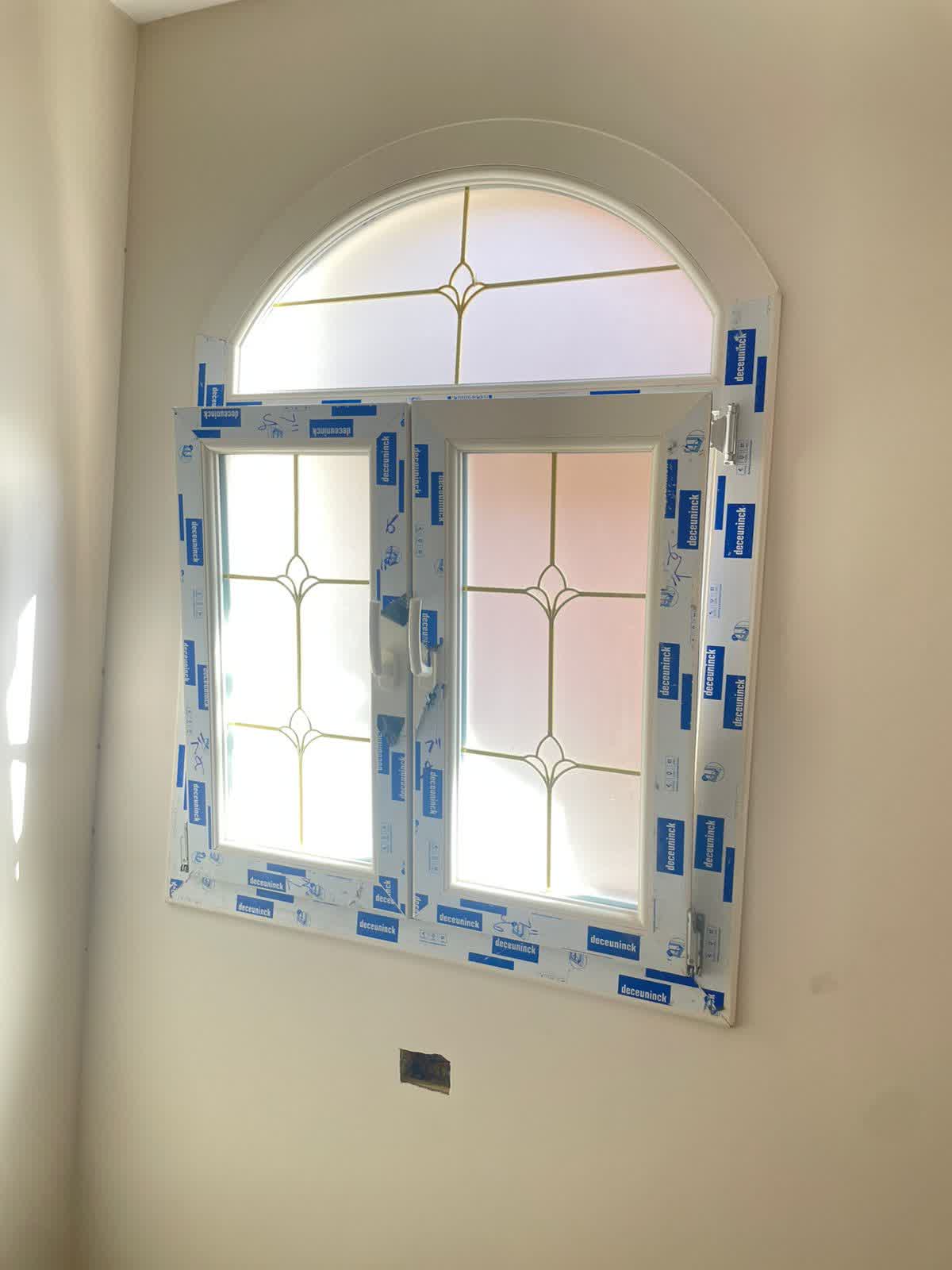 شباك مفصلي قلاب ، به 2 ضلفة مع آرش ، قطاع ديكونيك يو بي في سي البلجيكي ، قزاز دبل بجورجيا دهبي ، لونه أبيض جميل